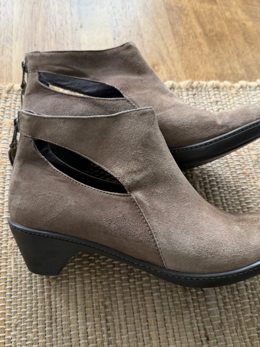 Dansko Maria Ankle Boots Women's 39/8  Lt Brown Milled Nubuck Leather Back  Zip